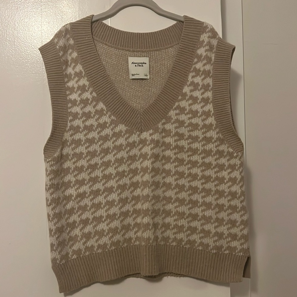 Abercrombie & Fitch Beige and White Sweater Vest